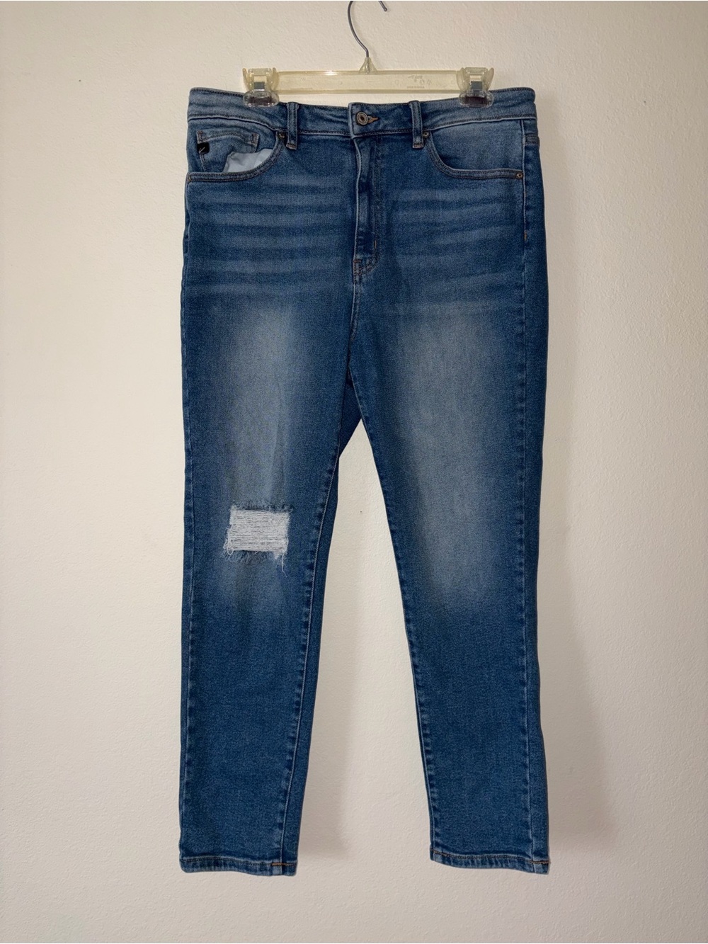 KanCan Women's Skinny Jeans Size 31 with Distressed Knee Pants